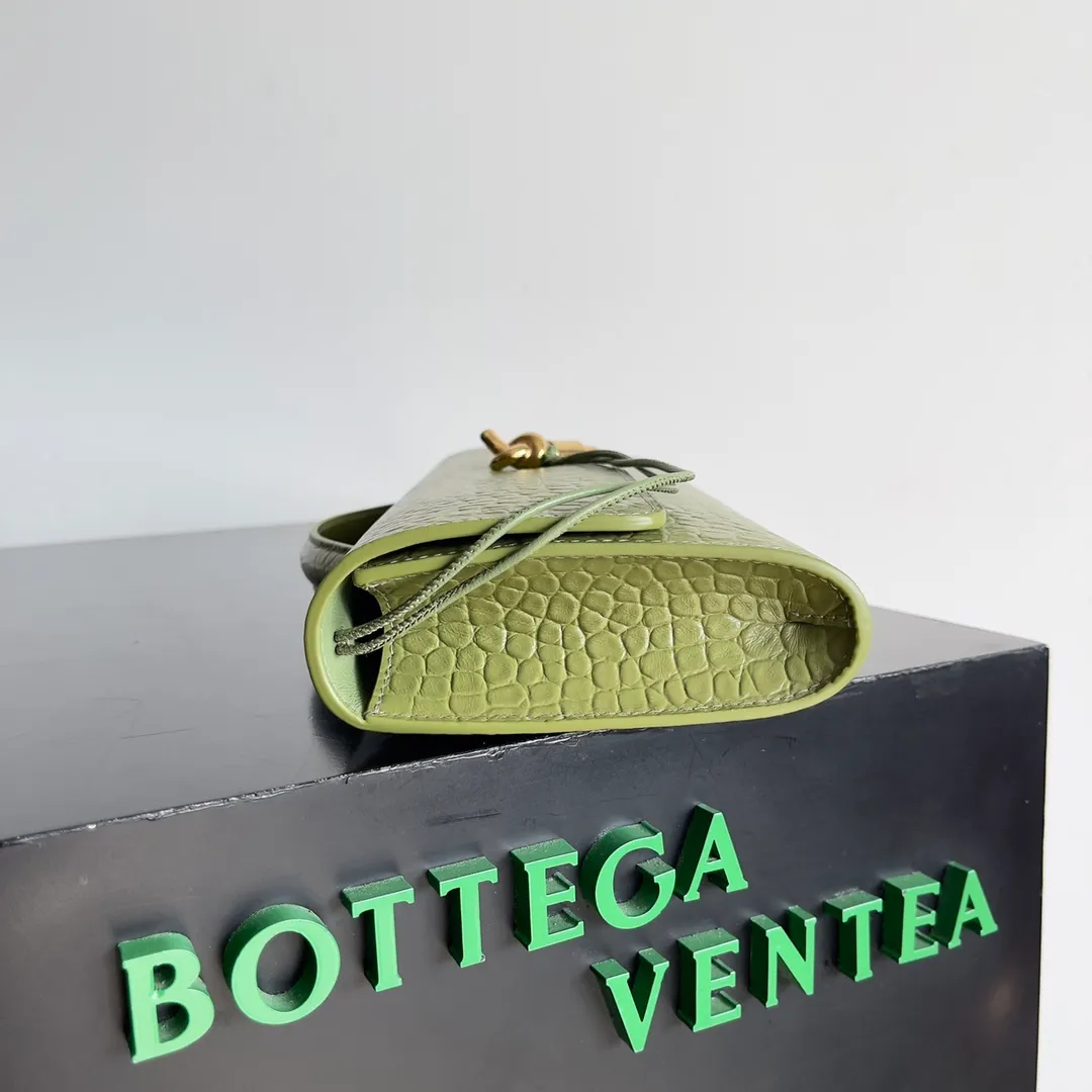 Batch 1420 Bottega Veneta Fall in love with Andiamo at first sight, new design, natural Nile rare leather crocodile pattern complex handbag, a model handbag for women, no need for color cover, no emotional camouflage, immersive depth and excitement, the classic element KNOT knot is inspired, modernist aesthetics and jewelry field craftsmanship reinterpret the knot element, bringing a clutch full of modern texture and elegant and quiet lady spirit. Style number: 741511 Size: 31*13*3cm